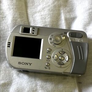 Sony Cyber-shot DSC-P32 Silver 3.2MP 3.2x Zoom Digital Camera